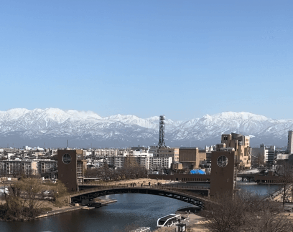 富山市の風景 - 立山連峰を背景にした橋と川